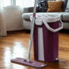 Plokščia šluota su dviem skyreliais kibiru ir 3 mikropluošto šluostėmis – bordo spalvos  37 cm