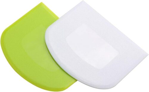 Plastikinis peilis tešlai – saugus ir patogus įrankis kasdieniam kepimui