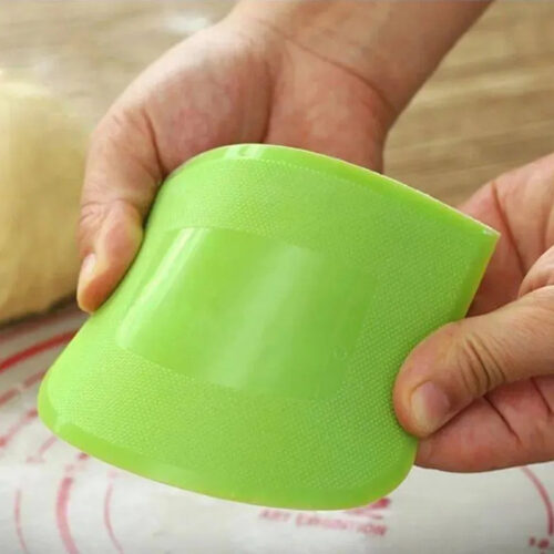 Plastikinis peilis tešlai – saugus ir patogus įrankis kasdieniam kepimui
