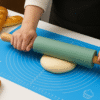 Silikoninis kočėlas su mėlynu neslidžiu kilimėliu - 2 viename rinkinys tešlai gaminti