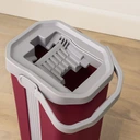 Plokščia šluota su dviem skyreliais kibiru ir 3 mikropluošto šluostėmis – bordo spalvos  37 cm
